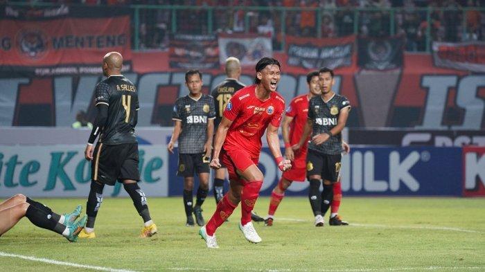 Bek baru Persija Jakarta, Akbar Arjunsyah mencetak gol pertamanya saat melawan Bhayangkara FC di Stadion Patriot Candrabhaga, Bekasi, Minggu (16/7/2023).