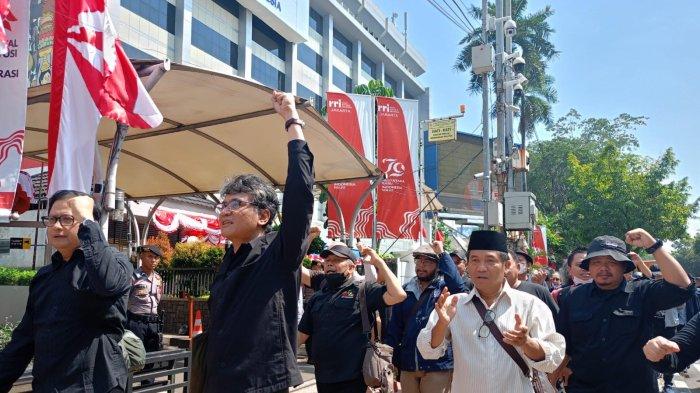 Massa aksi yang menggelar aksi demo di depan Gedung Mahkamah Konstitusi (MK), Gambir, Jakarta Pusat, Kamis (22/8/2024).