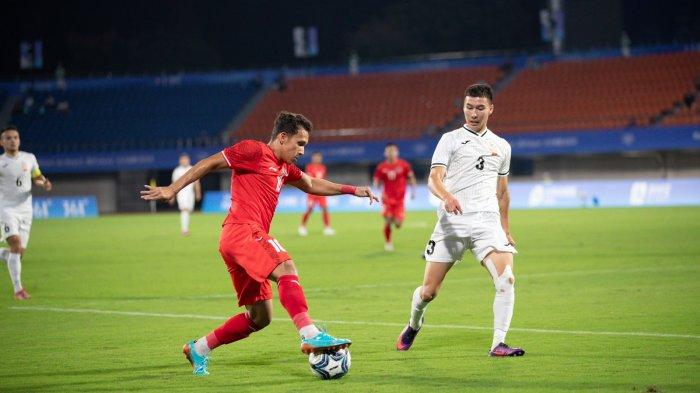 Penyerang Timnas Indonesia U-24 Egi Maulana Vikri berusaha melewati hadangan pemain Kirgistan di Zhejiang Normal University East Stadium, Jinhua, China, Selasa (19/9/2023).