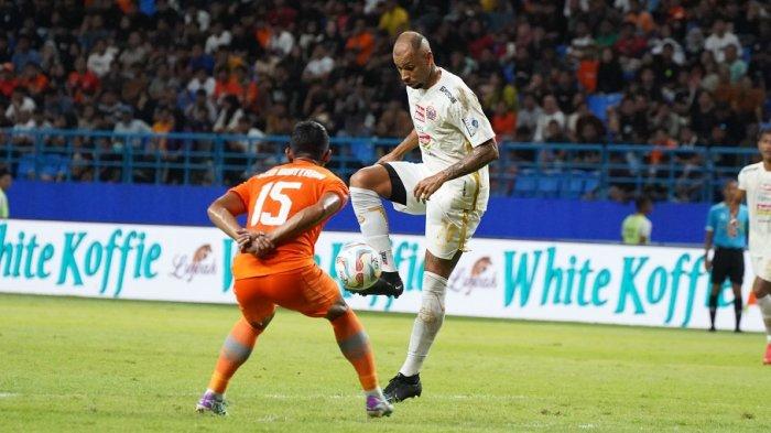 Penyerang asing Persija Jakarta, Gustavo Almeida mengontrol bola - Hasil Liga 1 pada pertandingan Borneo FC vs Persija Jakarta berkesudahan dengan skor akhir 3-1 untuk kemenangan Pesut Etam, Selasa (6/2/2024) di Stadion Batakan.