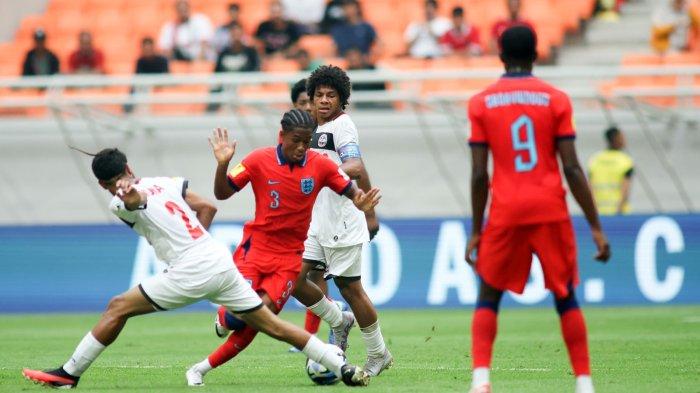 Aksi pemain Inggris U-17 melewati hadangan pemain Kaledonia Baru di Jakarta International Stadium (JIS), Jakarta, Sabtu (11/11/2023).