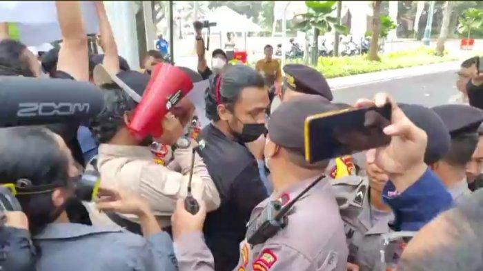 Perwakilan massa aktivis lingkungan diusir Pamdal saat masuk ke halaman Balai Kota DKI Jakarta, Rabu (16/8/2023). Mereka hendak menemui Pj Gubernur DKI Jakarta, Heru Budi Hartono untuk meminta pertanggungjawaban atas penanganan polusi udara.