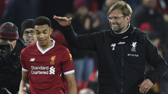 Manajer Liverpool, Juergen Klopp (kanan), memberikan selamat kepada bek sayap Trent Alexander-Arnold, seusai pertandingan Liga Inggris 2017-2018 menghadapi Swansea City di Stadion Anfield, Liverpool, Inggris, pada Selasa (26/12/2017). PAUL ELLIS/AFP/BOLASPORT.COM