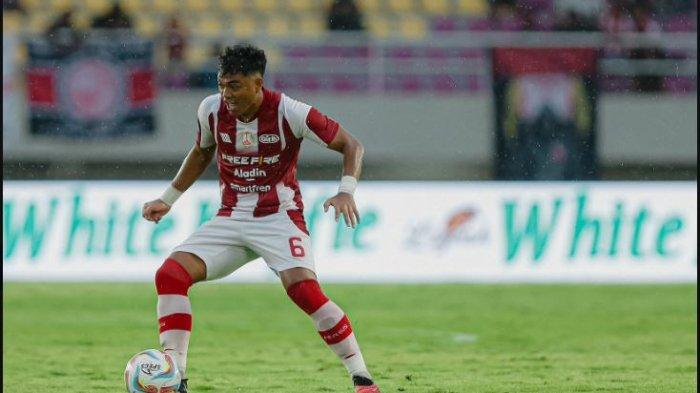 Bek sayap Persis Solo, Alfath fathier berusaha mengontrol bola di kompetisi Liga 1.