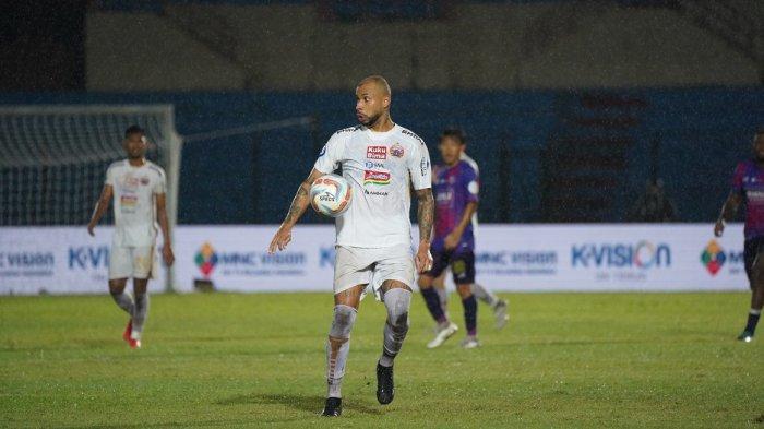 Penyerang asing Persija Jakarta, Gustavo Almeida berusaha menjaga bola di kompetisi Liga 1.