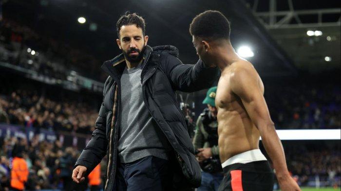 Pelatih Manchester United, Ruben Amorim bersama pemainnya Amad Diallo.