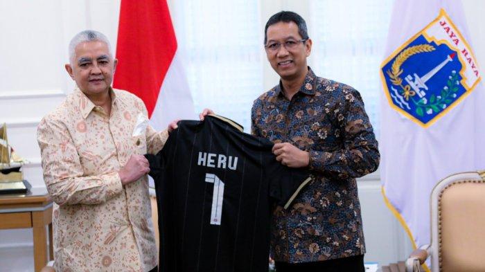 Direktur Utama PT Persija Jaya Jakarta Ambono Janurianto saat memberikan jersey spesial kepala Pj Gubernur DKI Heru Budi Hartono.