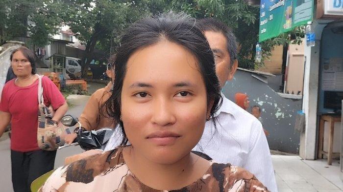 ELPIJI LANGKA DI DEPOK - Sudah 2 hari Iniibu rumah tangga di kawasan Sukmajaya Kota Depok mengeluhkan sulitnya mendapatkan elpiji 3 kg. Warga membeli makanan matang ke warung untuk menu keluarga.
