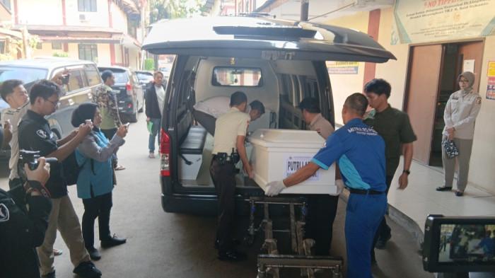 Proses penyerahan empat jenazah anak korban kebakaran Bukit Duri di RS Polri Kramat Jati, Jakarta Timur, Senin (21/7/2025).