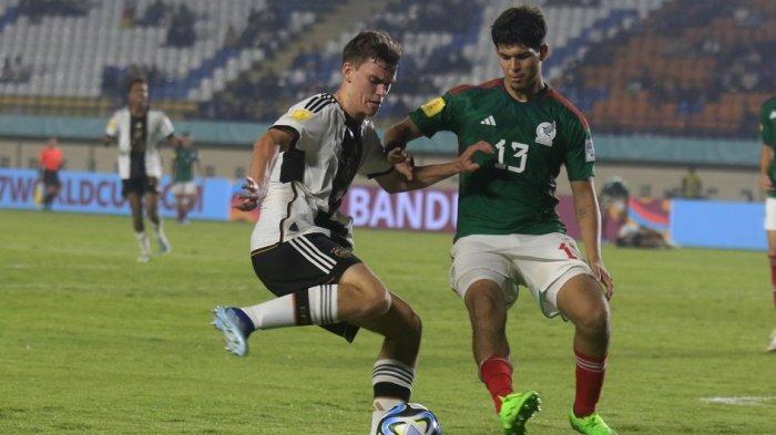 Bek Timnas Meksiko U-17 Adrian Isaiah Ortellao mengawal ketat penyerang Timnas Jerman U-17 di Piala Dunia U-17 yang berlangsung di Stadion Si Jalak Harupat, Bandung.