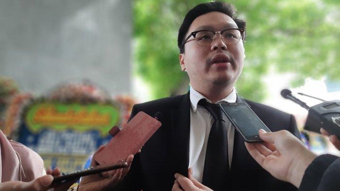 Politisi PSI, William Aditya Sarana, saat diwawancarai Wartawan, sebelum pelantikan jabatan anggota DPRD DKI Jakarta, di area kantor DPRD DKI Jakarta, Senin (25/8/2019).