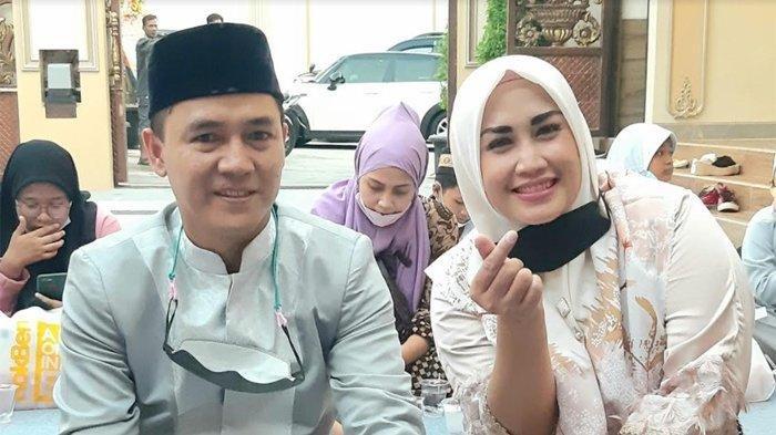 Anggota Fraksi Gerindra DPRD DKI Jakarta Adi Kurnia Setiadi dan istri, artis Eka May Linda atau dikenal Melinda Cinta Satu Malam saat ditemui di kawasan Condet, Jakarta Timur, Rabu (21/4/2021).