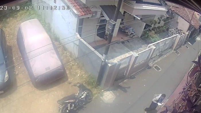 angkapan layar rekaman CCTV menyorot aksi pencurian pakaian dalam perempuan milik warga, Cipayung, Jakarta Timur, Sabtu (2/9/2023).