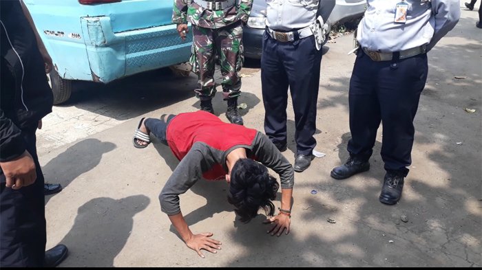 Sopir Angkot berusia 16 tahun PO dihukum push up lantaran menabrak tiga motor petugas dan menyerempet seorang petugas Dishub karena panik di Stasiun Duren Kalibata, Pancoran, Jakarta Selatan pada Kamis (13/9/2018).