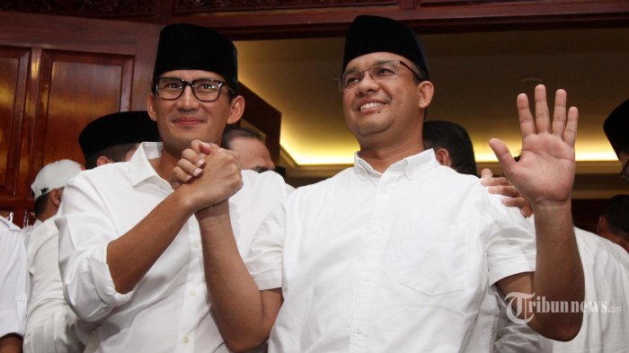 Dokumentasi - Pasangan Calon Gubernur dan Wakil Gubernur DKI Jakarta nomor urut Tiga Anies Baswedan (kanan) dan Sandiaga Uno (kiri) saat bersalaman usai memberikan keterangan kepada wartawan mengenai hasil hitung cepat (quick count) di Kediaman Prabowo, Kertanegara, Jakarta, Rabu (19/4/2017).