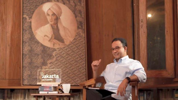 Anies Baswedan duduk berlatar lukisan Pangeran Diponegoro.