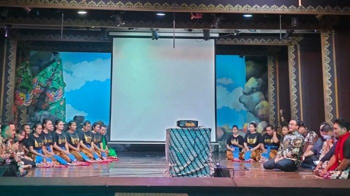 Gubernur DKI Jakarta Anies Baswesan saat bertemu dengan seniman Paguyuban Wayang Orang Bharata di Gedung Pertunjukan Wayang Orang Bharata, Senen, Jakarta Pusat, Kamis (9/6/2022).