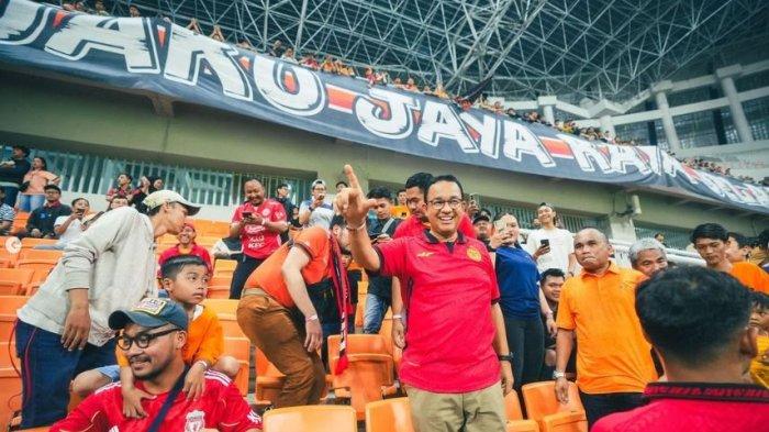 Anies Baswedan bersama The Jakmania menyaksikan Persija Jakarta berlaga di Jakarta International Stadium (JIS).