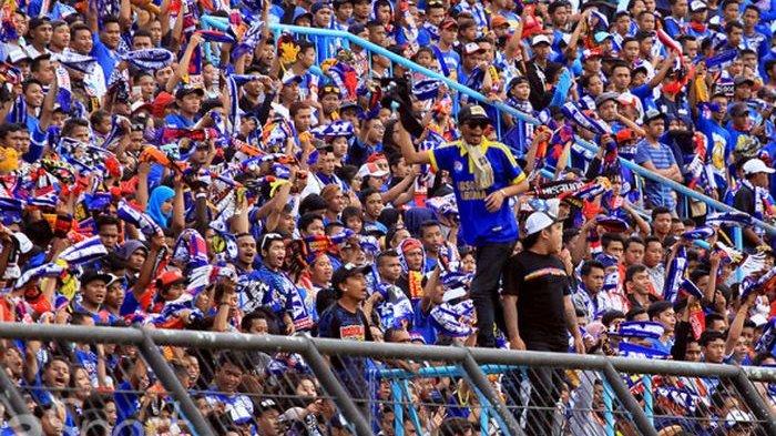 Aremania memenuhi Stadion Kanjuruhan di Kabupaten Malang saat Arema FC menjamu Persija Persija pada laga kedua Grup B Piala Presiden 2017 pada Sabtu (11/2/2017).
