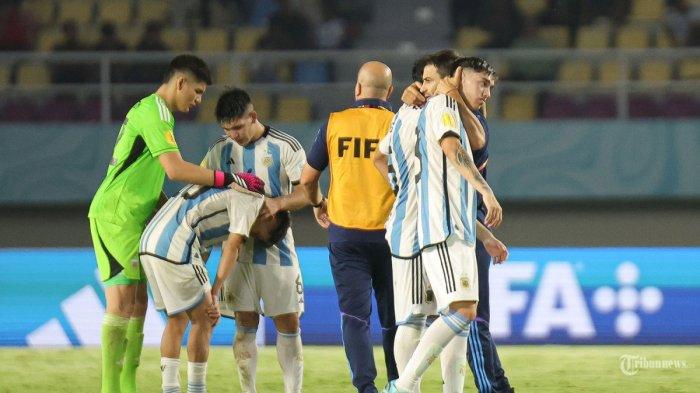 Pesepak bola Timnas Argentina tertunduk lesu usai kalah melawan Timnas Jerman pada pertandingan semifinal Piala Dunia U-17 di Stadion Manahan, Solo, Selasa (28/11/2023). Setelah bermain imbang 3-3 diwaktu normal, Jerman berhasil lolos ke final Piala Dunia U-17 setelah menang lewat adu penalti melawan Argentina dengan skor 4-2.