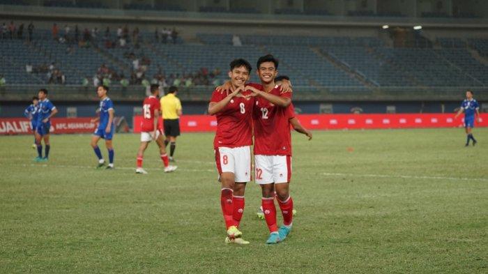 Pratama Arhan dan Witan Sulaeman selebrasi
