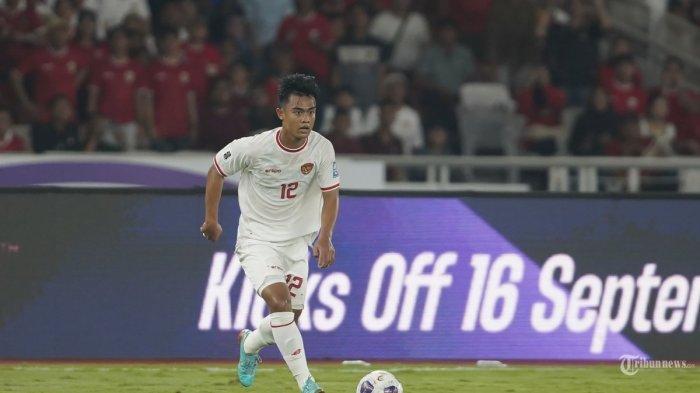 Pemain Timnas Indonesia, Pratama Arhan membawa bola saat melawan Timnas Australia pada pertandingan Grup C putaran ketiga Kualifikasi Piala Dunia 2026 Zona Asia melawan Australia di Stadion Utama Gelora Bung Karno (SUGBK), Jakarta, Selasa (10/9/2024)