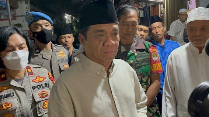 Wagub DKI Jakarta Ahmad Riza Patria saat takziah di rumah duka Dicka Syafa Ghifari, satu di antara tiga korban tutup usia akibat peristiwa tembok longsor di Mts Negeri 19 Jakarta, Kamis (6/10/2022).