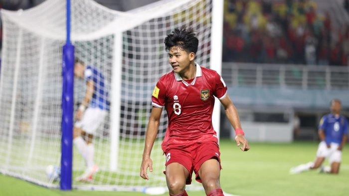 Penyerang Timnas Indonesia U-17 Arkhan Kaka mencetak gol ke gawang Ekuador di laga perdana Piala Dunia U-17 2023 di Stadion Gelora Bung Tomo (GBT) Surabaya, Jumat (10/11/2023)
