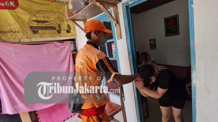 Bule Austria, Arzum Balli bercerita awal mula suaminya, Bambang Irawan alias Awan petugas PPSU Pondok Labu, Jakarta Selatan kecanduan judi online alias slot.