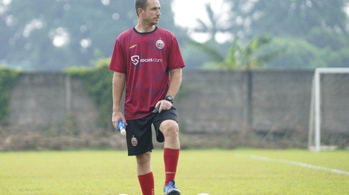Asisten pelatih Persija Jakarta asal Siprus, Paul Keenan saat memimpin latihan di Nirwana Park Sawangan, Depok.