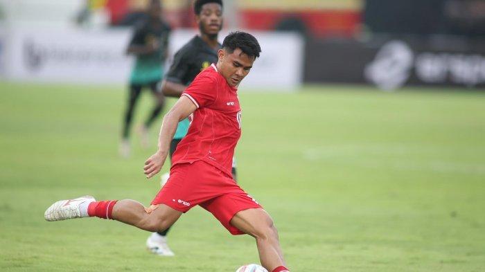 Kapten Timnas Indonesia, Asnawi Mangkualam menjauhkan bola dari pertahanan.