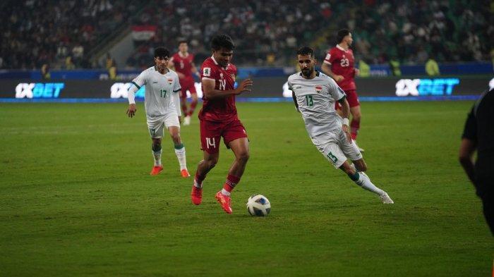 Aksi Kapten Timnas Indonesia, Asnawi Mangkualam Bahar berusaha melewati hadangan pemain Irak di ajang Kualifikasi Piala Dunia, Kamis (16/11/2023).