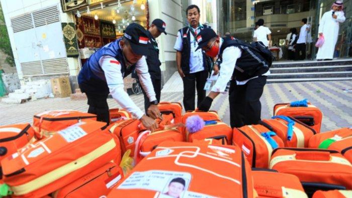 Koper koper jemaah haji gelombang pertama yang akan pulang ke tanah air (2019)
