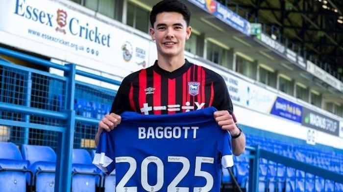 Elkan Baggot memegang jersey Ipswich Town setelah memperpanjang kontrak hingga 2025 mendatang.