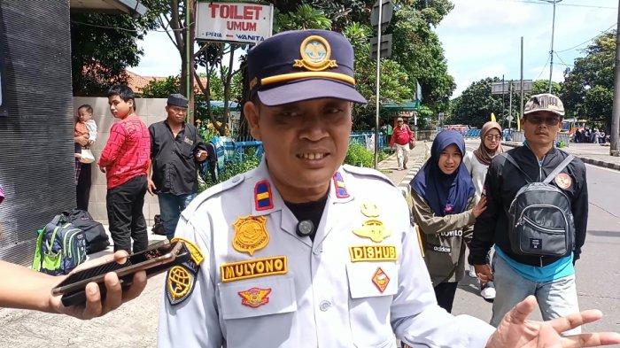Pengendali Terminal Kampung Rambutan, Mulyono saat memberi keterangan di area kedatangan penumpang bus AKAP, Ciracas, Jakarta Timur, Rabu (2/4/2025).