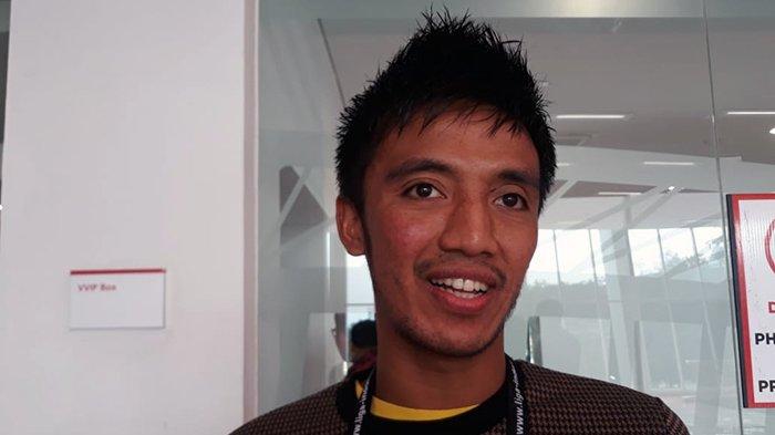 Gelandang bertahan Mitra Kukar, Bayu Pradana saat hadir langsung memberikan dukungan kepada rekan-rekannya di Stadion Utama Gelora Bung Karno, Senayan, Jakarta Pusat, Minggu (9/12/2018).