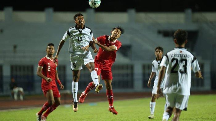 Gelandang Timnas Indonesia U-23 Beckham Putra berusaha merebut bola dari pemain Timor Leste di Piala AFF U-23 2023 di Stadion Rayong Provincial, Thailand, Minggu (20/8/2023).
