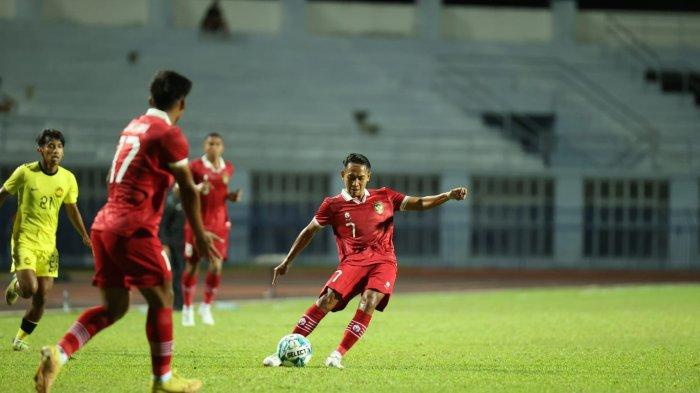 Gelandang Timnas Indonesia U-23 Beckham Putra Nugraha menendang bola di pertandingan melawan Malaysia. Timnas Indonesia harus mengakui kemenangan Malaysia dengan skor 2-1 dalam laga pembuka grup B Piala AFF U-23 2023, Jumat (18/8/2023) malam WIB.