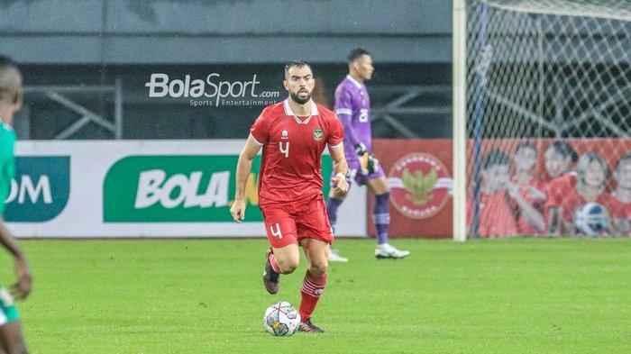 Bek naturalisasi timnas Indonesia, Jordi Amat, sedang menguasai bola saat bertanding melawan Burundi di Stadion Patriot Candrabhaga, Bekasi, Jawa Barat, Sabtu (25/3/2023).