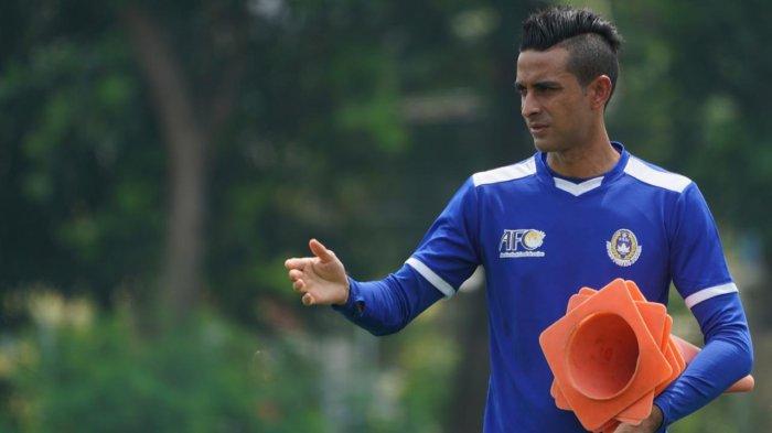 Bek Persija Jakarta Otavio Dutra saat mengambil lisensi kepelatihan