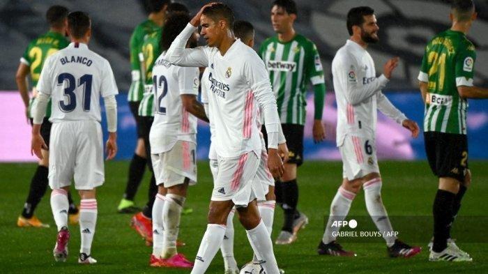 Bek Prancis Real Madrid Raphael Varane menyentuh kepalanya di akhir pertandingan sepak bola Liga Spanyol antara Real Madrid CF dan Real Betis di stadion Alfredo di Stefano di Valdebebas, di pinggiran Madrid, pada 24 April 2021.