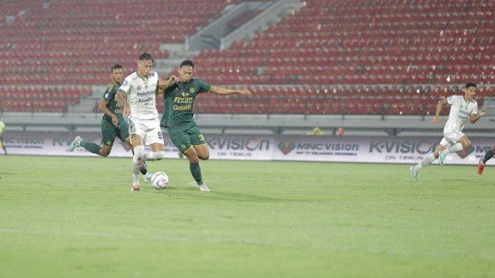 Playmaker Persib Bandung Stefano Beltrame berusaha melewati hadangan bek Persikabo 1973 Andy Setyo.