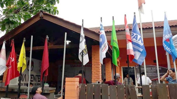 Bendera partai peserta pemilu 2019 di kantor KPU Tangerang Selatan (Tangsel), di Jalan Buana Kencana, Rawa Buntu, Serpong, Tangsel, Selasa (17/7/2018).