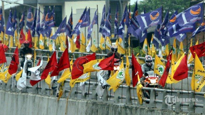 Bendera partai peserta Pemilu 2014 memenuhi pinggiran flyover Pramuka mengarah ke Tugu Proklamasi, Jakarta Pusat, Jumat (4/4/2014).
