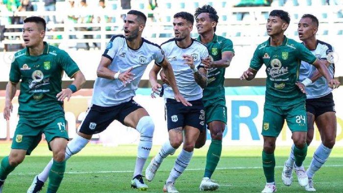 Pemain Persebaya Surabaya dan RANS Nusantara FC berebut bola di Stadion Gelora Bung Tomo (GBT), Surabaya, Minggu (23/7/2023).