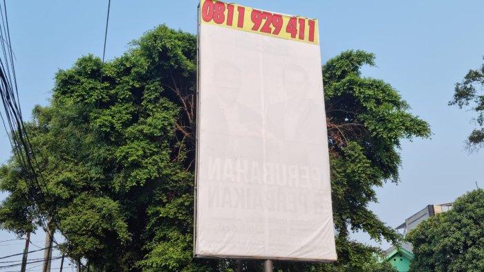 Billboard yang memampang wajah AHY dan Anies Baswedan ditutupi kain di Jalan Brigjen Katamso, Palmerah, Jakarta Barat, Jumat (1/9/2023).