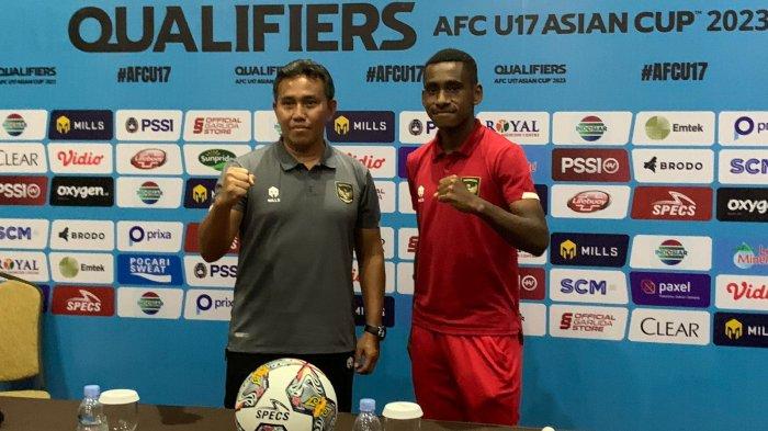 Pelatih Timnas Indonesia U-17, Bima Sakti dan Pemain Timnas Indonesia U-17, Iqbal Gwijangge saat konferensi pers di kawasan Bogor, Jawa Barat, Jumat (30/9/2022)