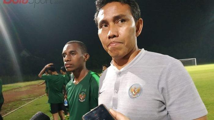 Pemain dan pelatih timnas U-16 Indonesia, Bima Sakti dan Alexandro Felix Kamuru seusai laga uji coba di Stadion Pajajaran, Bogor, Sabtu (25/5/2019).