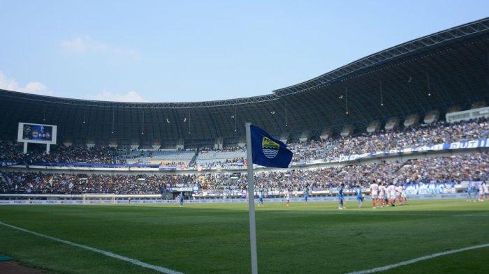 Dukungan luar biasa suporter Viking atau Bobotoh kepada Persib Bandung di Stadion Gelora Bandung Lautan Api (GLBA), Bandung.