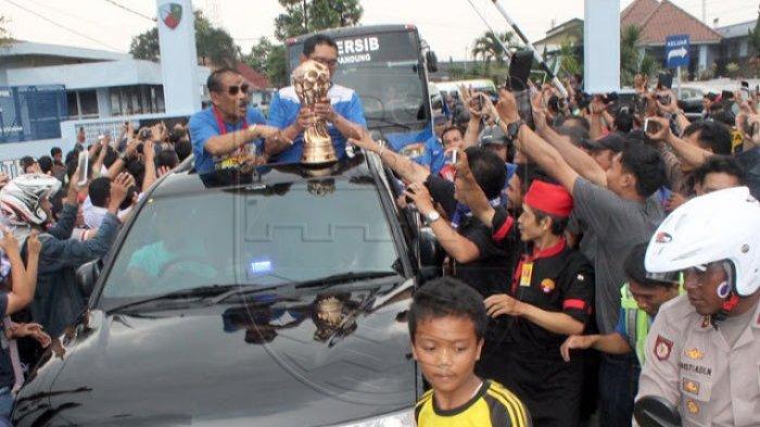 Bobotoh sambut kedatangan rombongan Persib